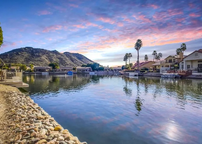 Lakefront W/ Outdoor Oasis In Glendale! Ferienhaus