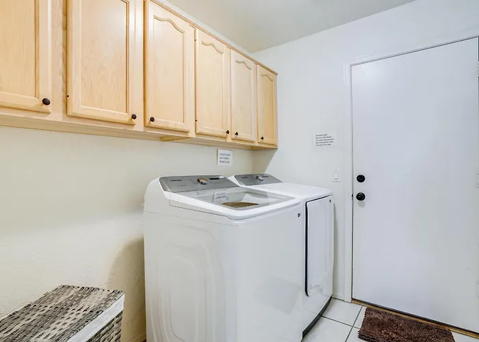 Lakefront W/ Outdoor Oasis In Glendale! *