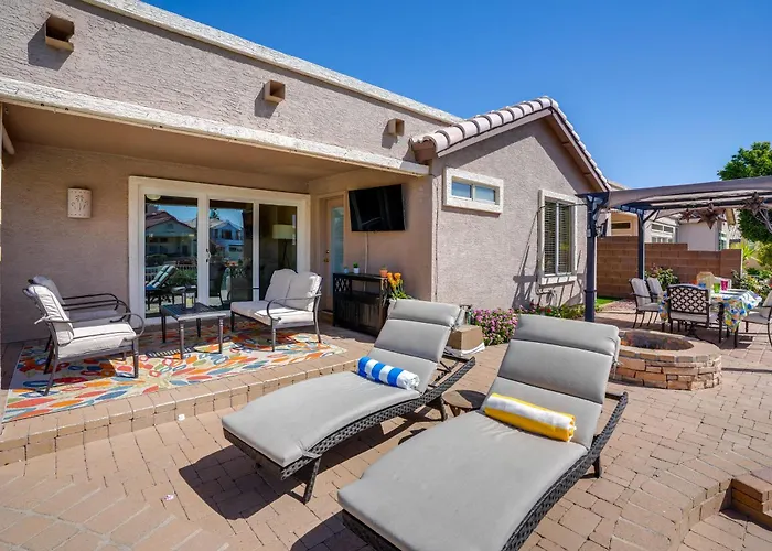 Lakefront W/ Outdoor Oasis In Glendale! Peoria