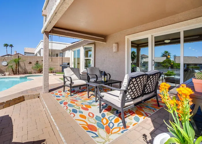 Lakefront W/ Outdoor Oasis In Glendale!