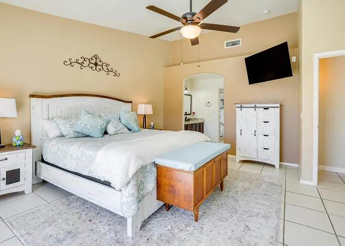 Lakefront W/ Outdoor Oasis In Glendale!