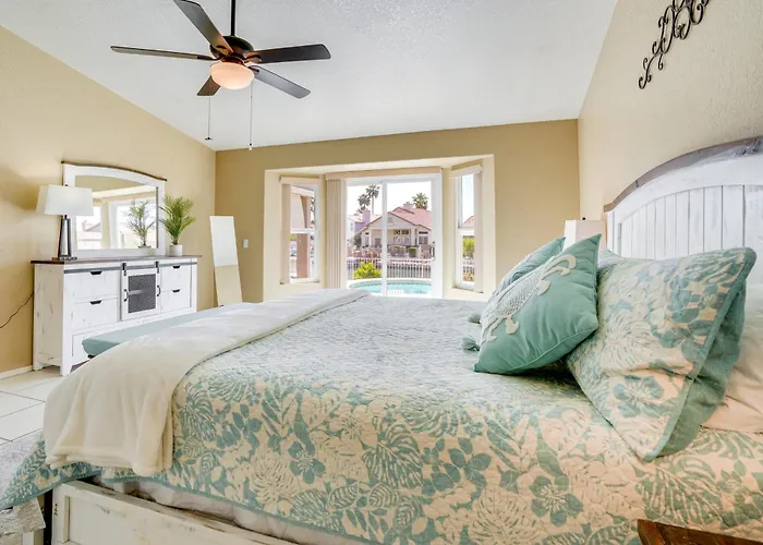 Lakefront W/ Outdoor Oasis In Glendale! Peoria