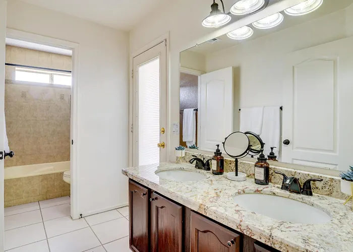 Lakefront W/ Outdoor Oasis In Glendale! * Peoria