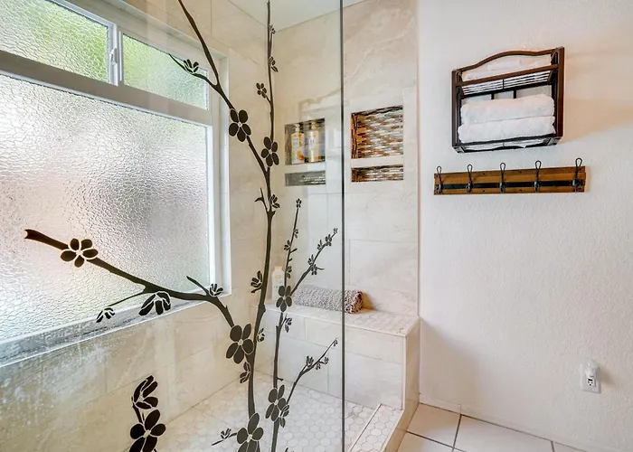 Lakefront W/ Outdoor Oasis In Glendale!