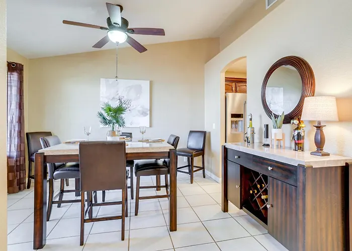 Lakefront W/ Outdoor Oasis In Glendale!