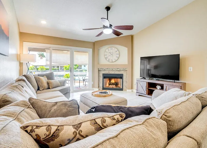 Lakefront W/ Outdoor Oasis In Glendale! *